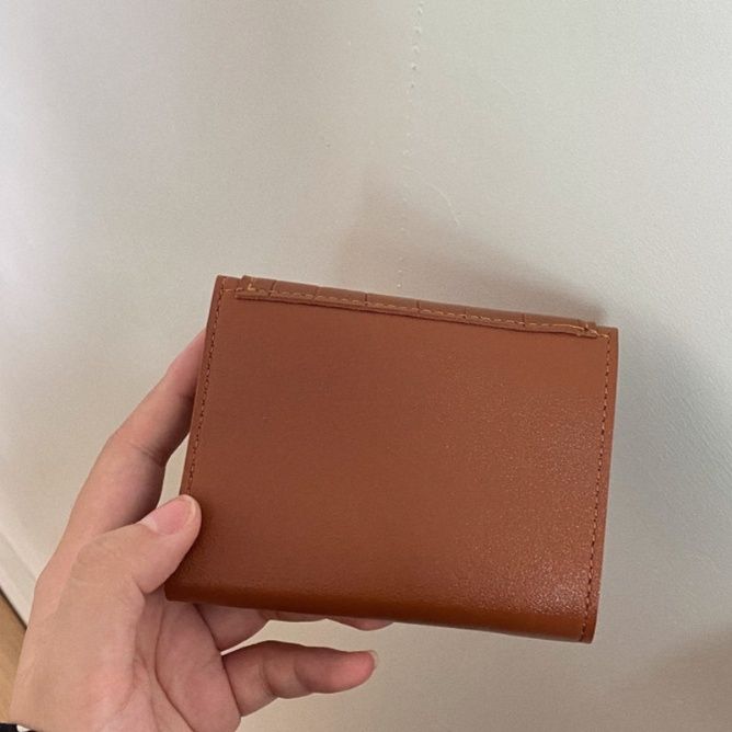 レディース二つ折り財布 型押しクロコ柄雫金具付きコンパクト財布