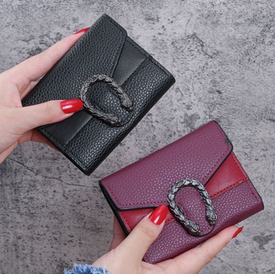 レディース二つ折り財布 蛇金具付きレザー調二つ折りコンパクト財布