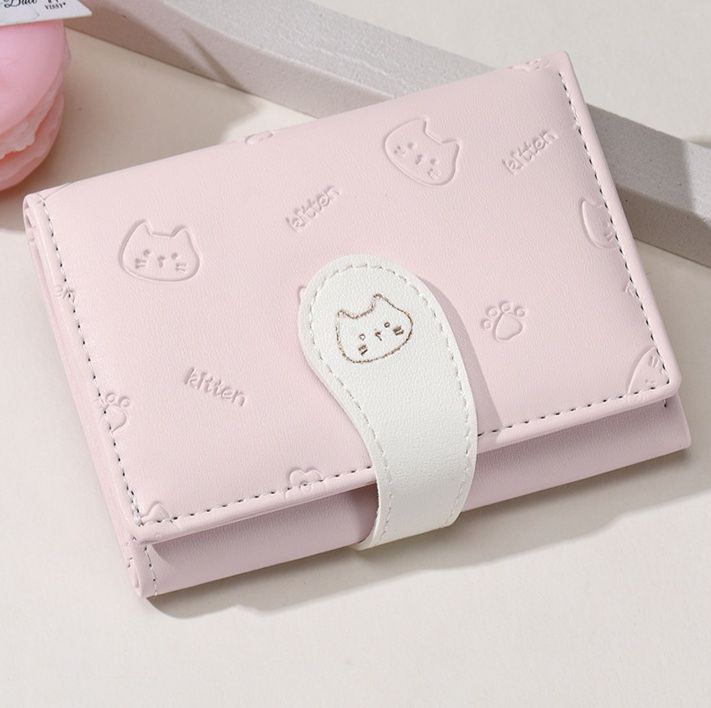 レディース二つ折り財布 猫柄型押しベルト付きレディース二つ折り財布
