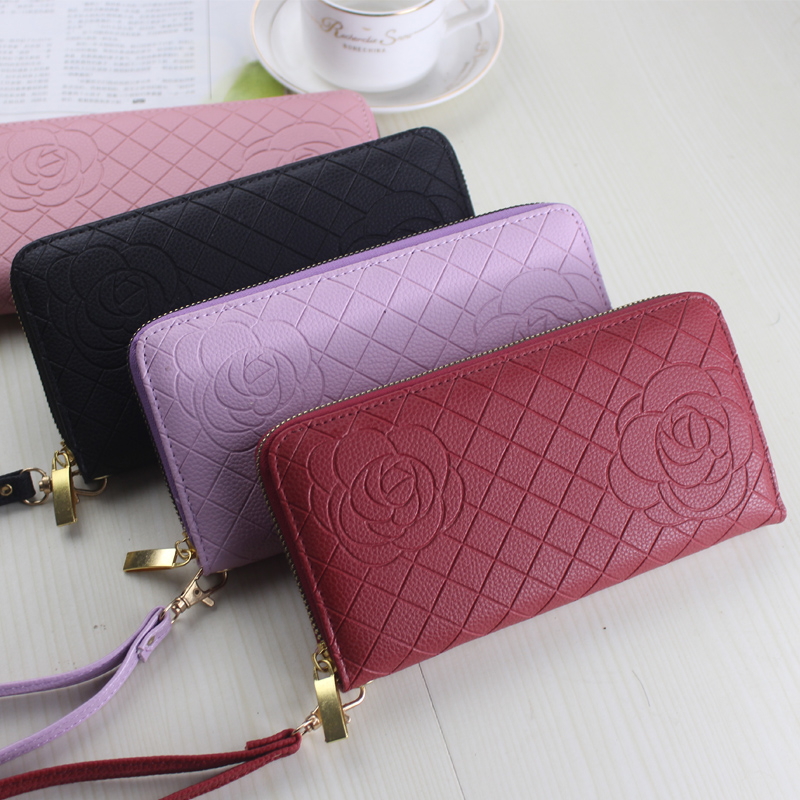 レディース二つ折り財布 花柄型押しキルティング二つ折りラウンド財布