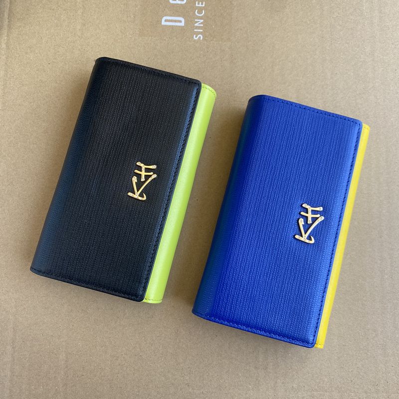 レディース二つ折り財布 スタッズ装飾円形モチーフ付きコンパクト二つ折り財布