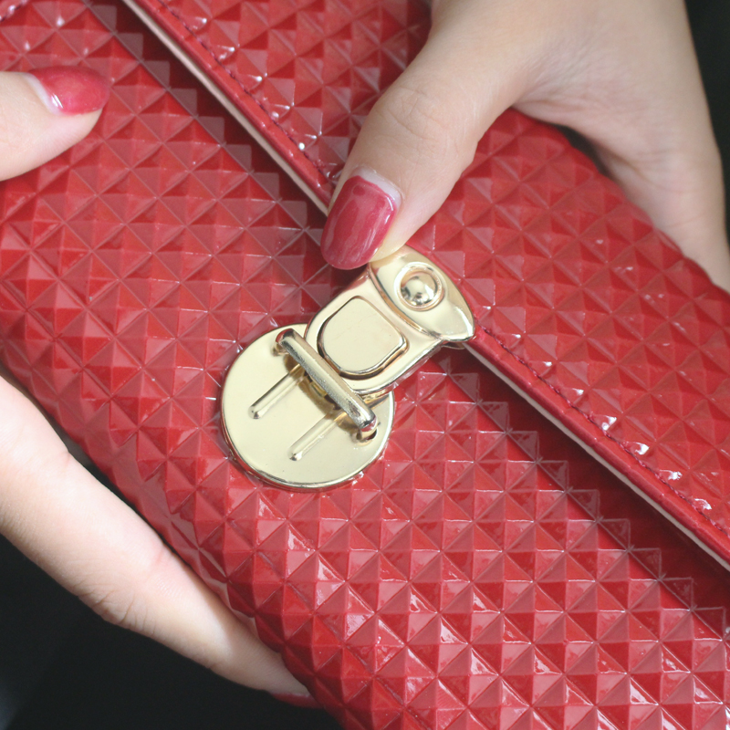 レディース二つ折り財布 編み込み風型押しがま口留め具付き二つ折り財布