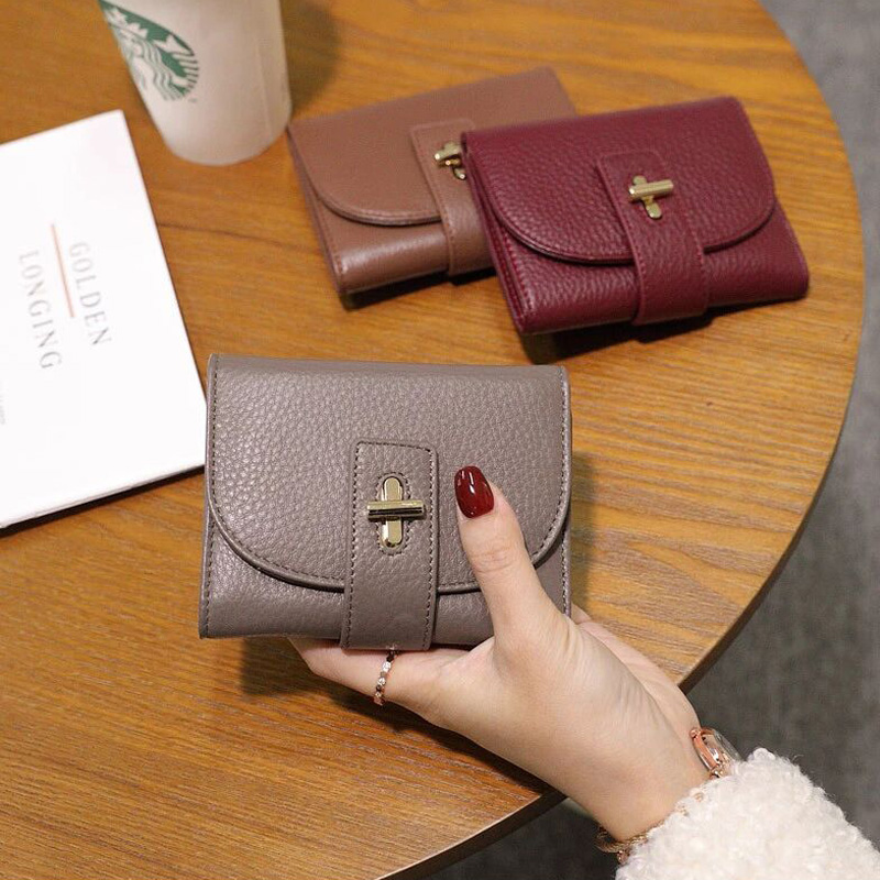 レディース二つ折り財布 上品な金具留めレザー調コンパクト財布