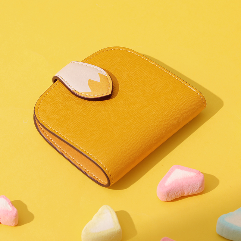 レディース二つ折り財布 留め具付き本革二つ折りミニ財布