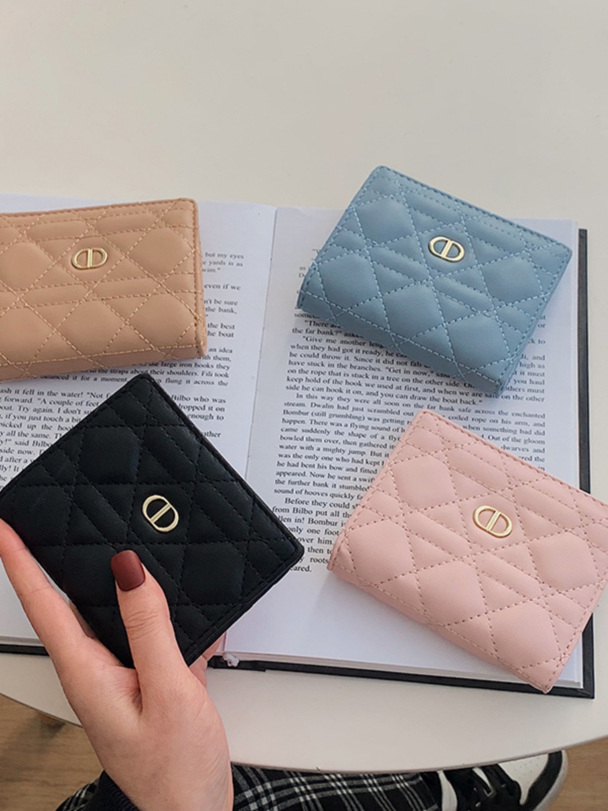 レディース二つ折り財布 キルティングステッチ金具付き二つ折り財布