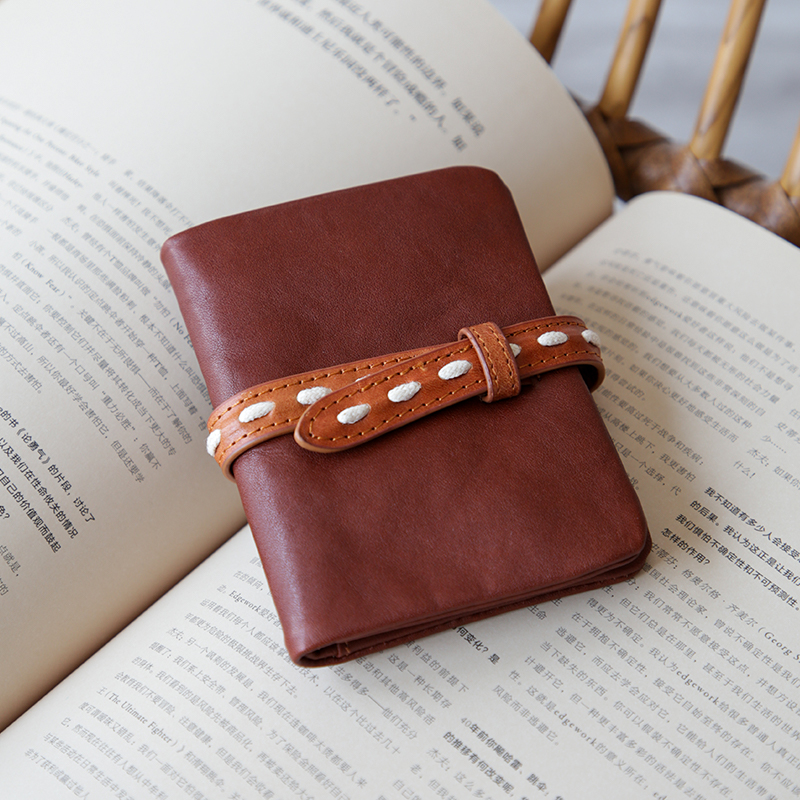 レディース二つ折り財布 水玉模様ベルト付きコンパクト二つ折り財布