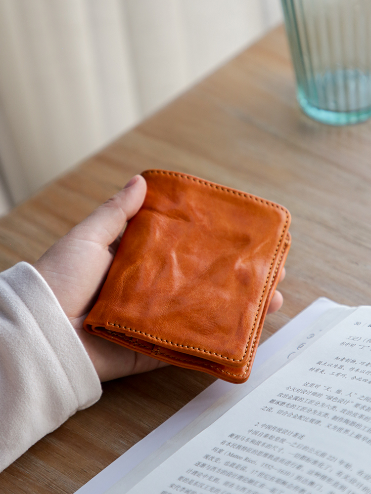 レディース二つ折り財布 手縫いステッチが美しいコンパクト本革二つ折り財布