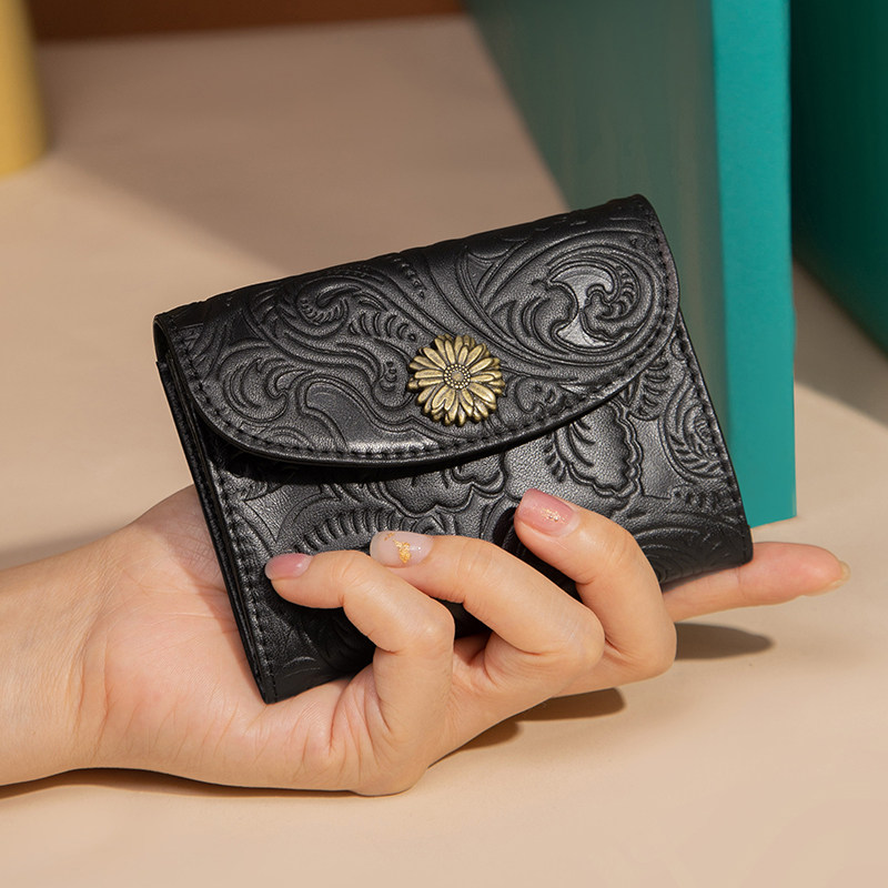 レディース二つ折り財布 華やかな花モチーフ金具付き型押しレディース二つ折り財布ミニ