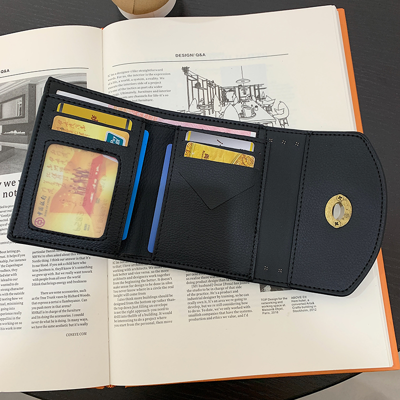 レディース二つ折り財布 花モチーフ金具付きスタッズ装飾二つ折り財布