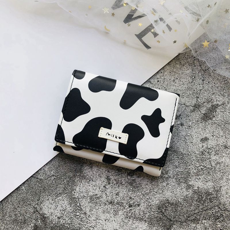 レディース二つ折り財布 牛柄模様がキュートなコンパクト二つ折り財布