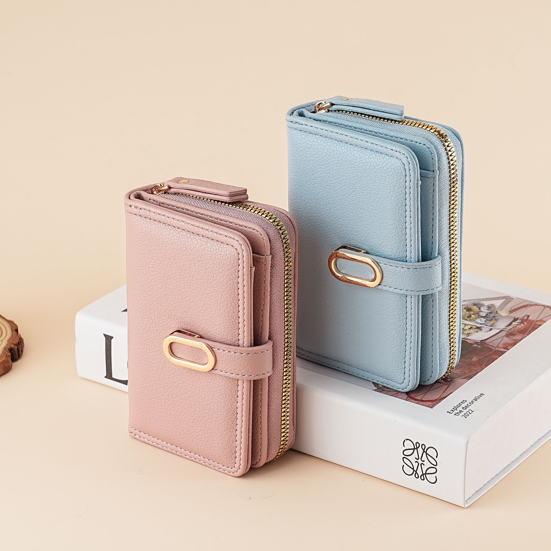 レディース二つ折り財布 楕円金具付き本革風二つ折りコンパクト財布