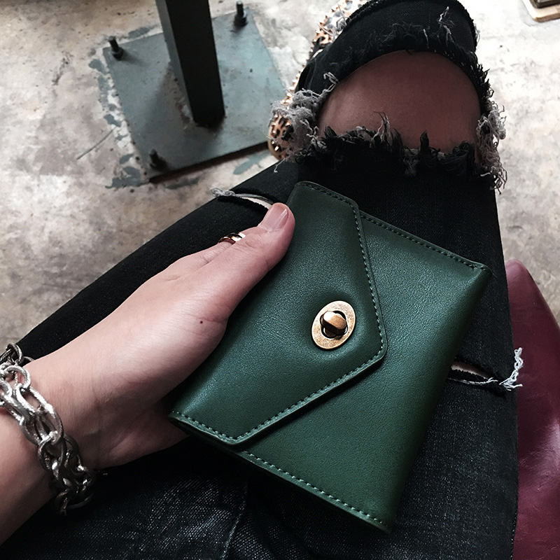 レディース二つ折り財布 上質レザー金属留め具付きレディース二つ折り財布