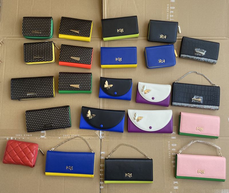 レディース二つ折り財布 スタッズ装飾円形モチーフ付きコンパクト二つ折り財布