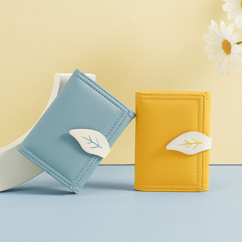 レディース二つ折り財布 リーフモチーフ留め具付き二つ折り財布