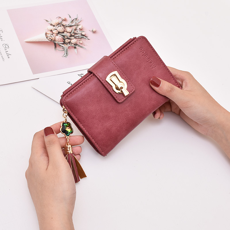 レディース二つ折り財布 鍵型金具とタッセル付き本革二つ折り財布