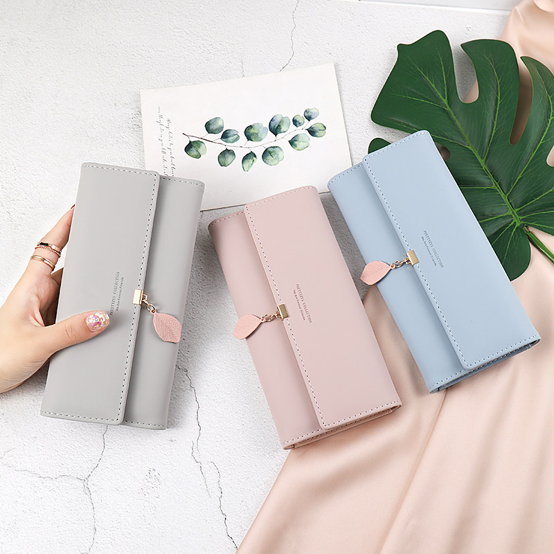 レディース二つ折り財布 リーフチャーム付き多機能レディース二つ折り財布