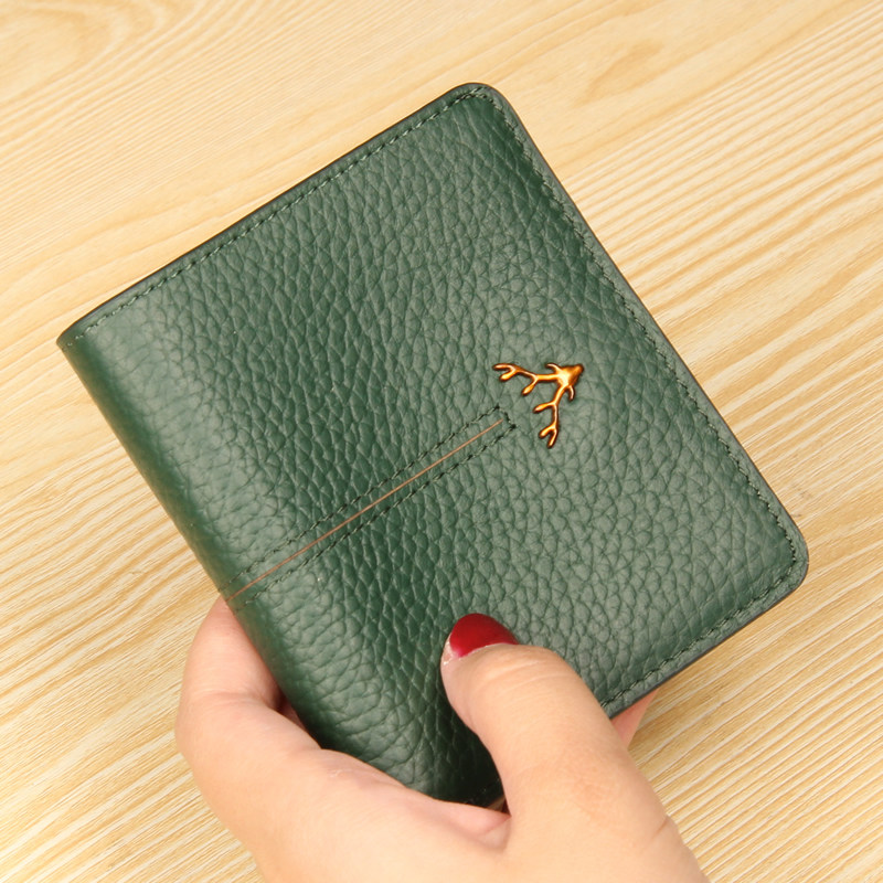 レディース二つ折り財布 本革シボ加工金具アクセント二つ折りコンパクト財布