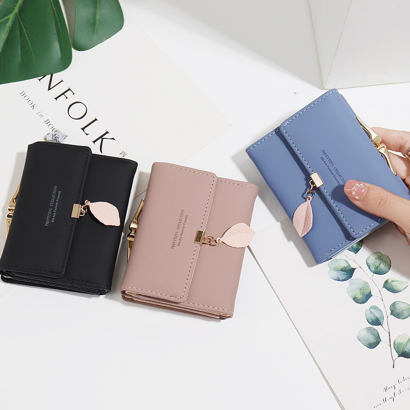 レディース二つ折り財布 葉っぱチャーム付き金具がま口二つ折り財布