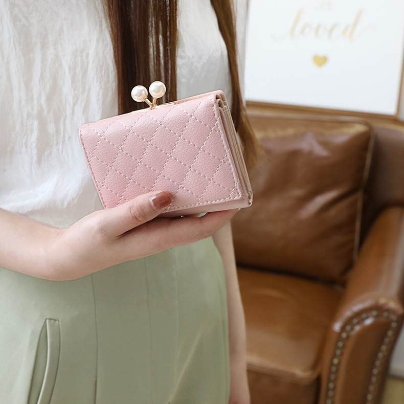 レディース二つ折り財布 パール金具付きキルティングがま口二つ折り財布