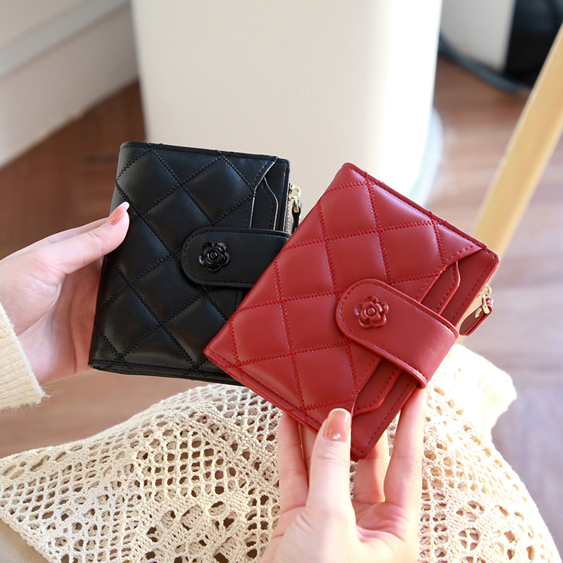 レディース二つ折り財布 花飾り留め具付きキルティングステッチ二つ折り財布