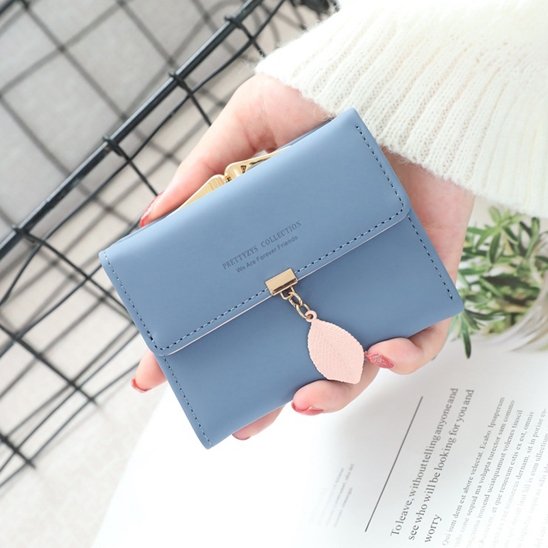 レディース二つ折り財布 リーフチャーム付き二つ折りミニ財布