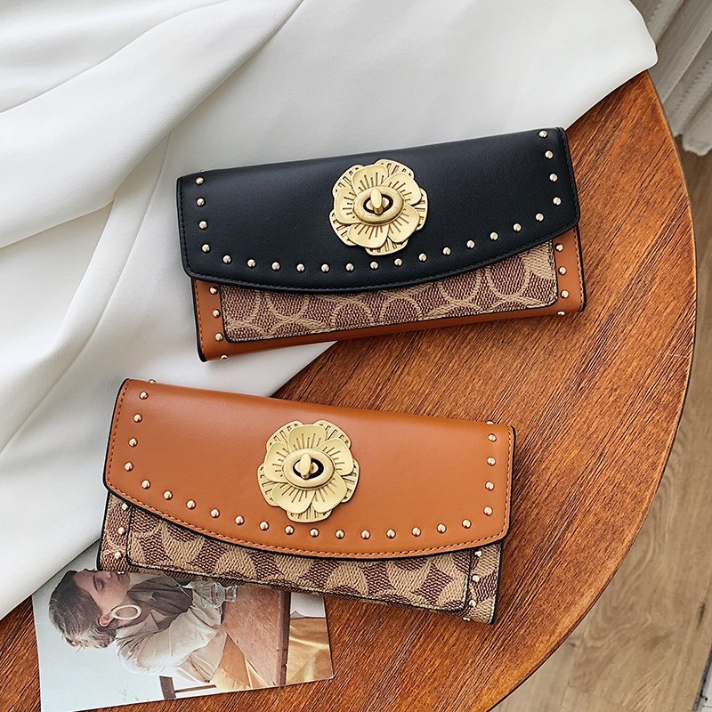 レディース二つ折り財布 フラワー金具付きスタッズ装飾二つ折り財布