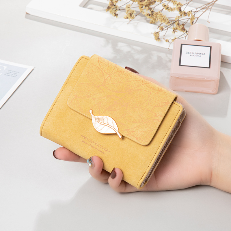 レディース二つ折り財布 リーフ型金具付き型押しレディース二つ折り財布