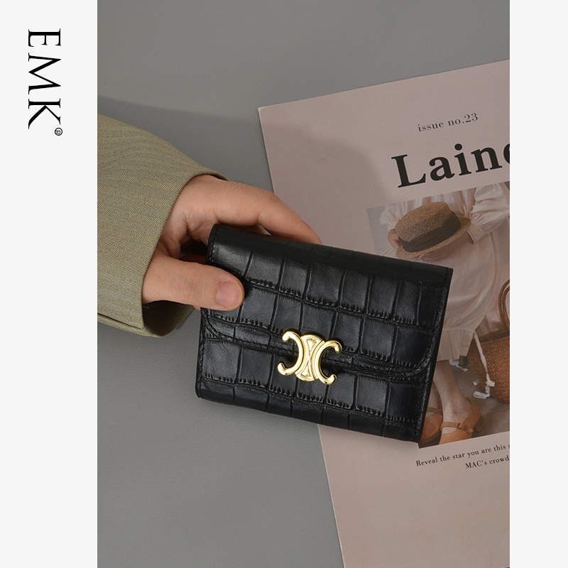 レディース二つ折り財布 上品な型押しデザイン金具付きコンパクト二つ折り財布