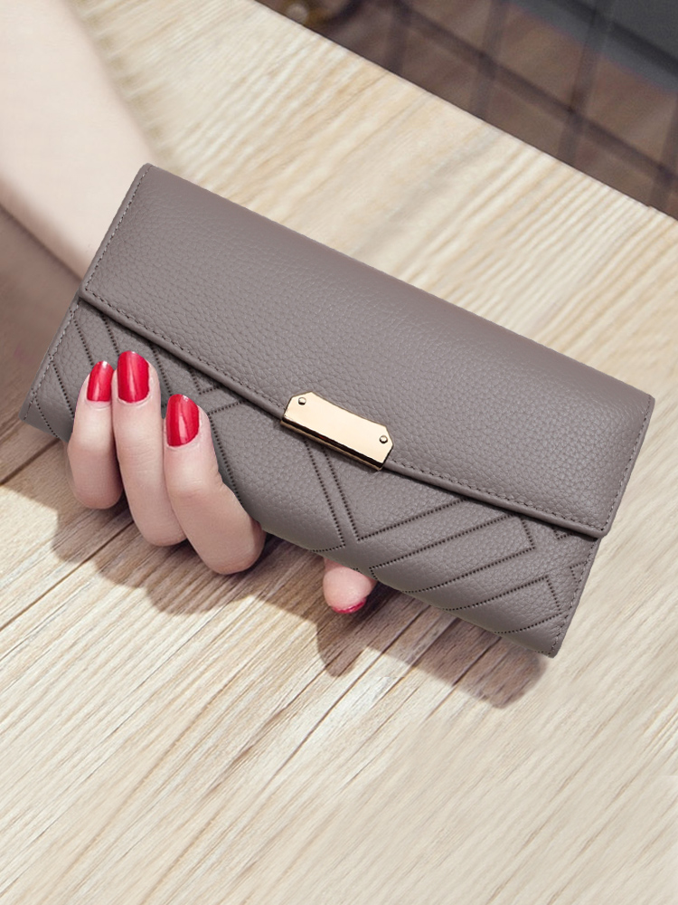 レディース二つ折り財布 キルティング模様が美しい金具付き長財布