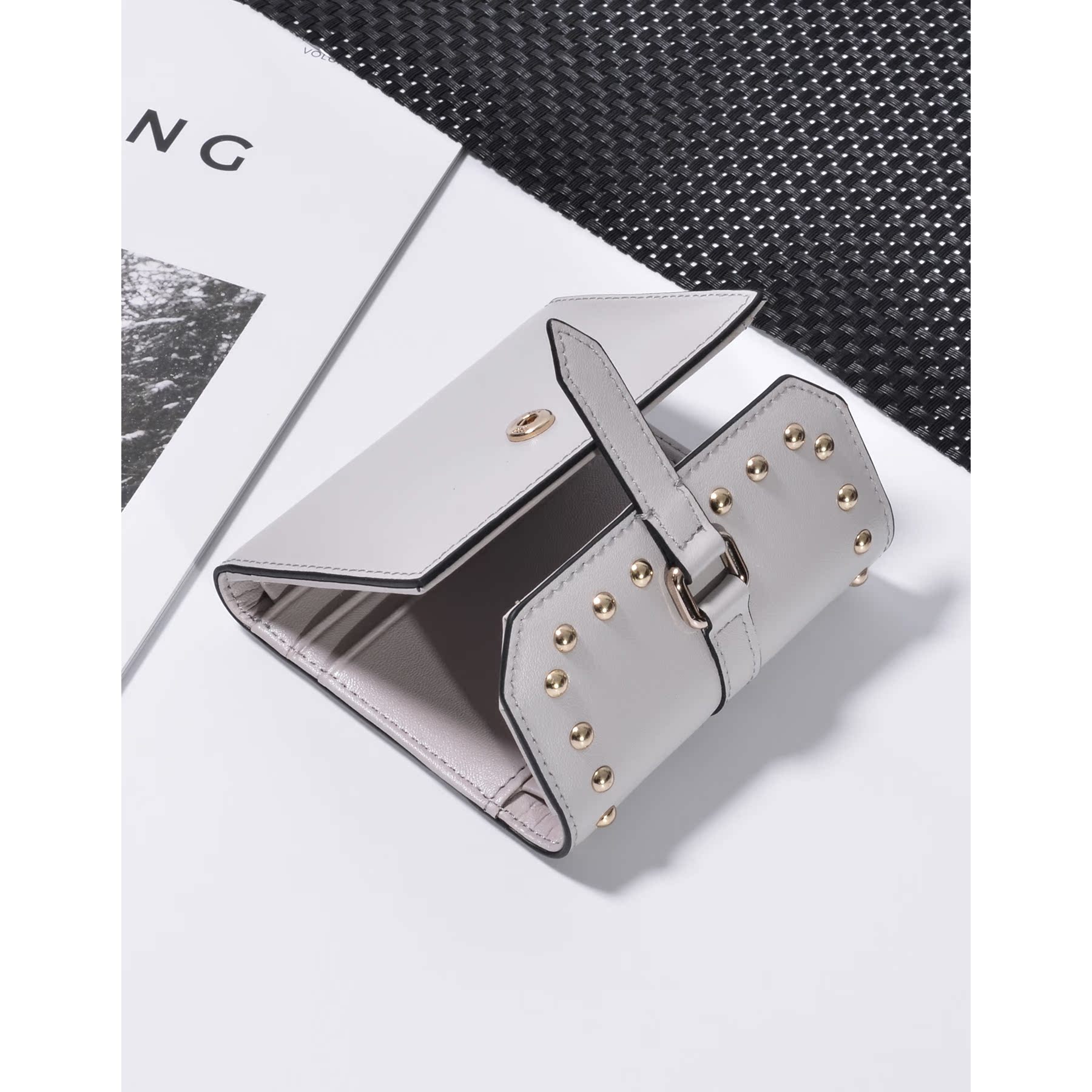 レディース二つ折り財布 スタッズ装飾コンパクト二つ折り財布