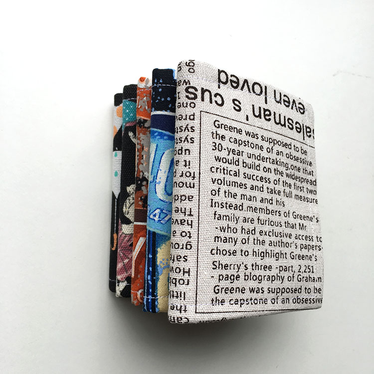 レディース二つ折り財布 英字新聞柄がおしゃれなコンパクト二つ折り財布