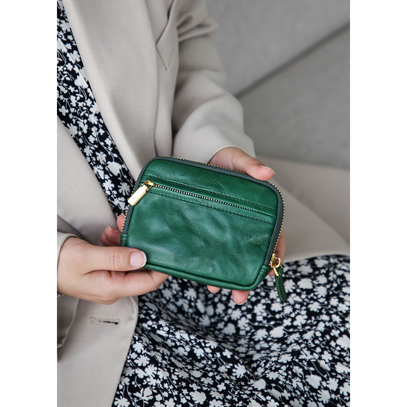 レディース二つ折り財布 上質レザー使用ファスナー式二つ折り財布