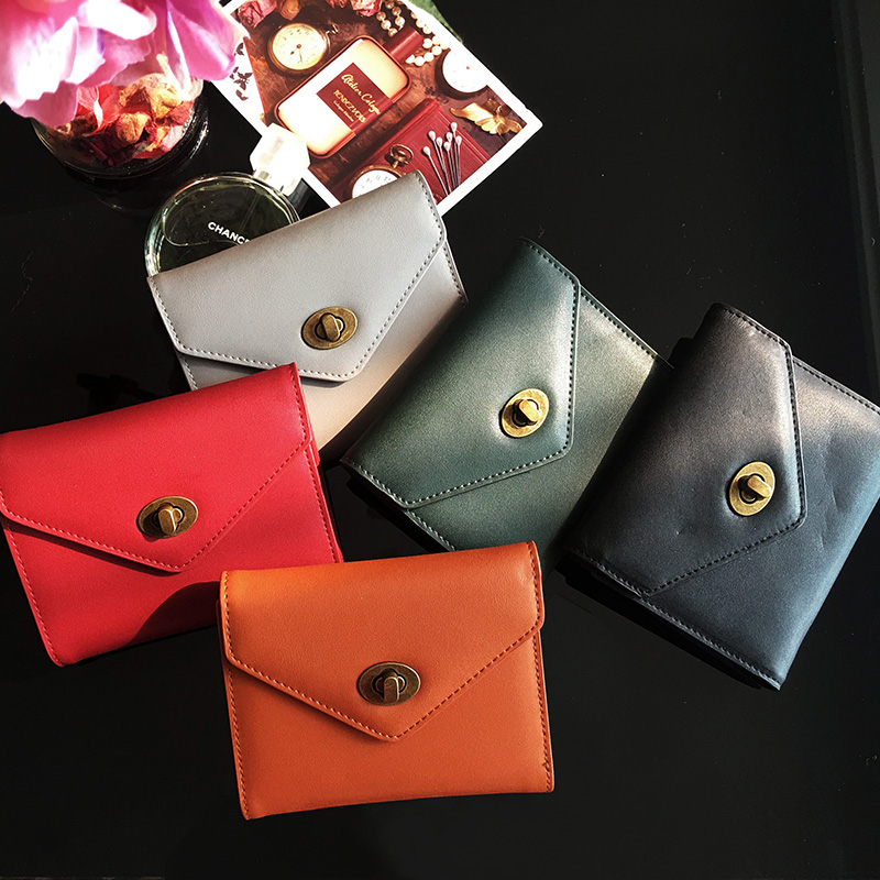 レディース二つ折り財布 上質レザー金属留め具付きレディース二つ折り財布