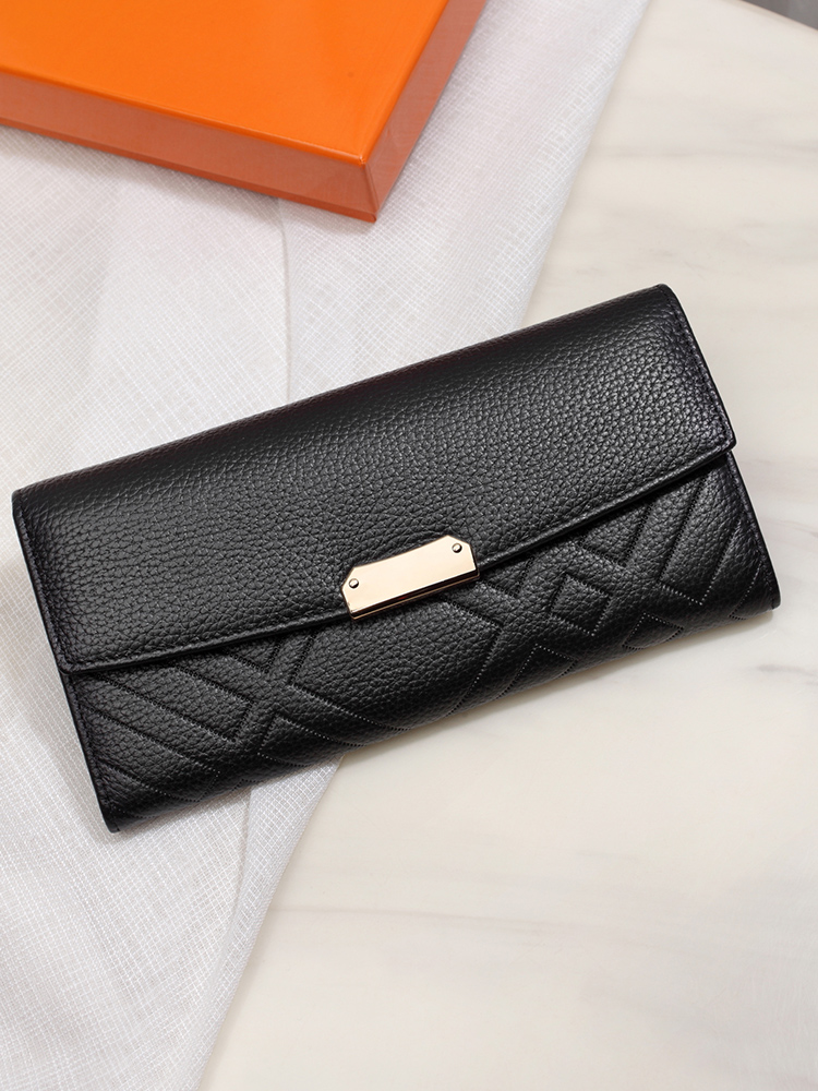 レディース二つ折り財布 キルティング模様が美しい金具付き長財布