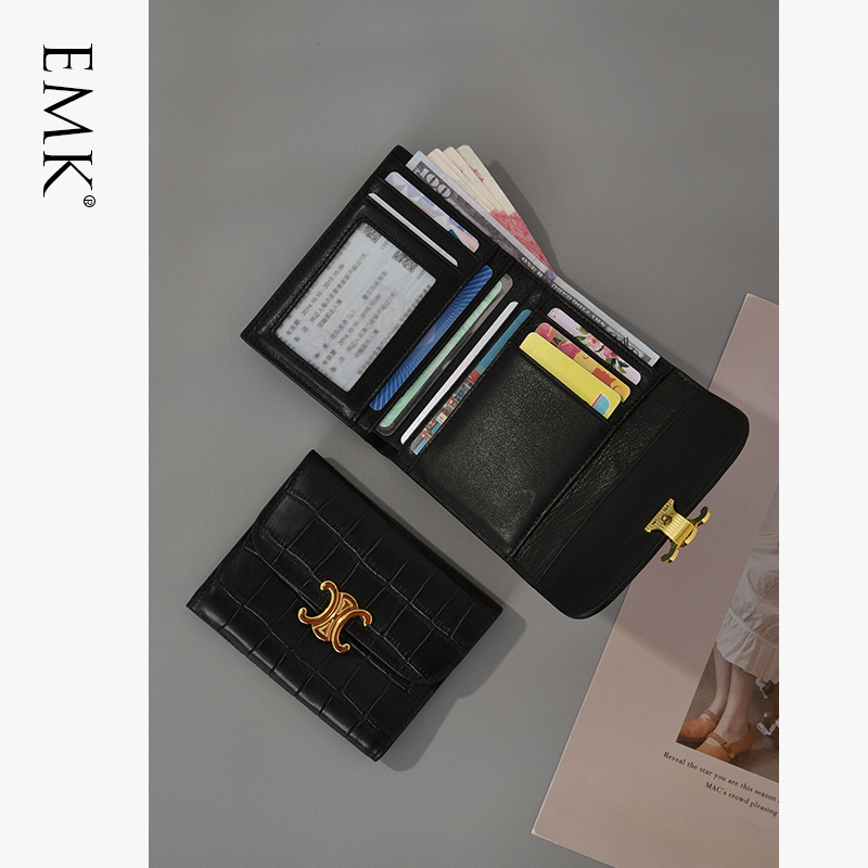 レディース二つ折り財布 上品な型押しデザイン金具付きコンパクト二つ折り財布