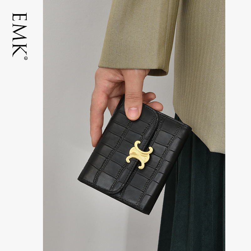 レディース二つ折り財布 上品な型押しデザイン金具付きコンパクト二つ折り財布