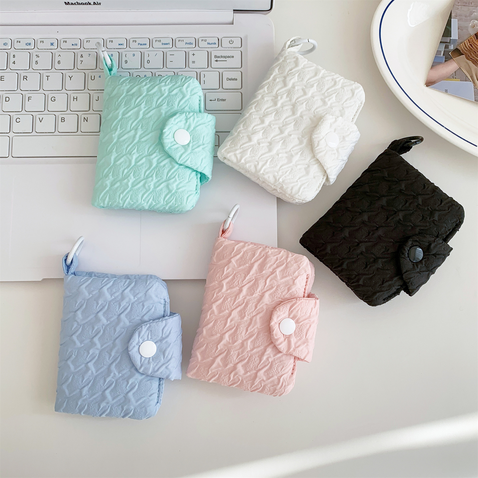 レディース二つ折り財布 編み込み模様のキルティング二つ折り財布