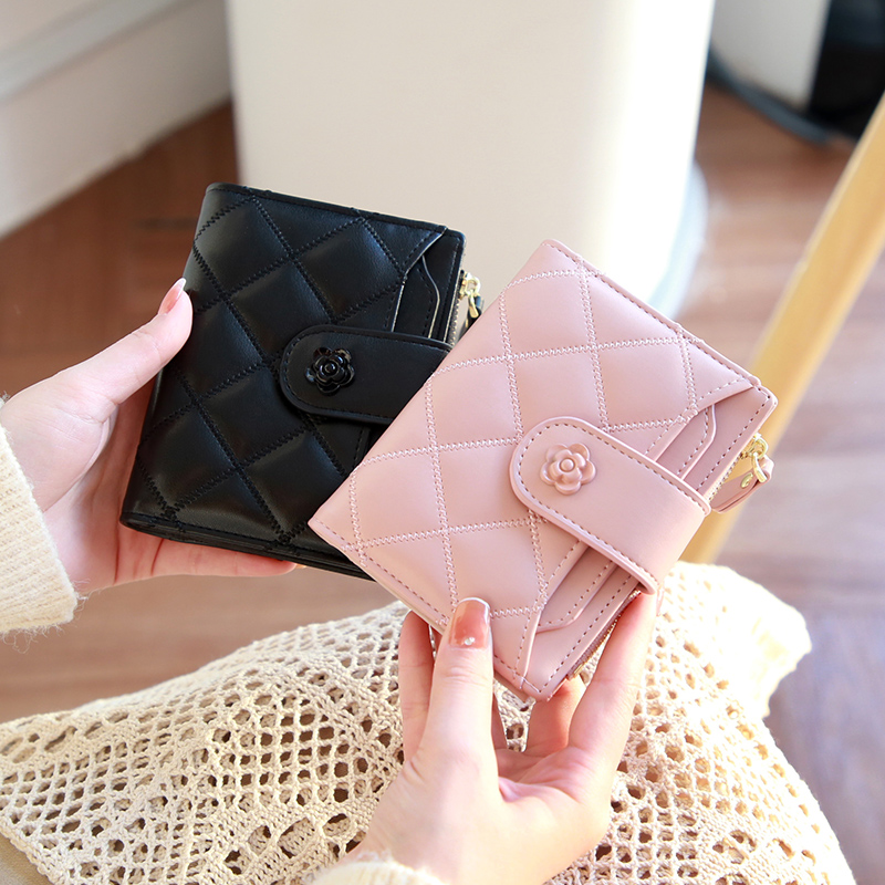 レディース二つ折り財布 花飾り留め具付きキルティングステッチ二つ折り財布