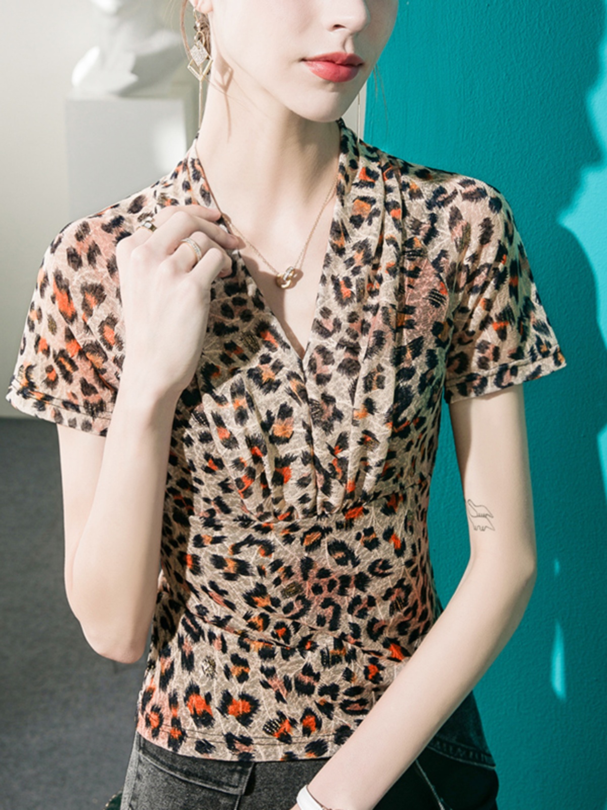 柄シャツ 優美なカシュクールヒョウ柄シャツ