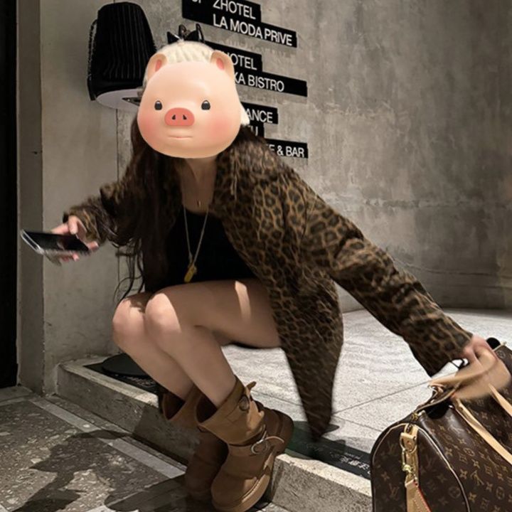 柄シャツ 夜の都会に映えるヒョウ柄シャツ