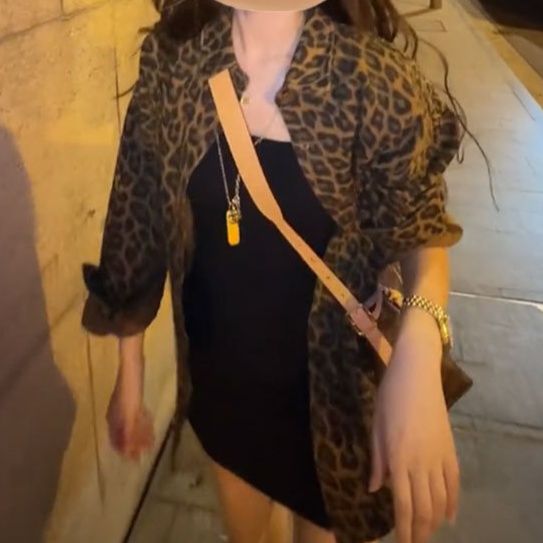 柄シャツ 夜の都会に映えるヒョウ柄シャツ