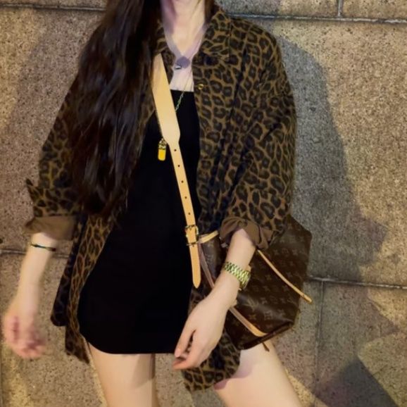 柄シャツ 夜の都会に映えるヒョウ柄シャツ
