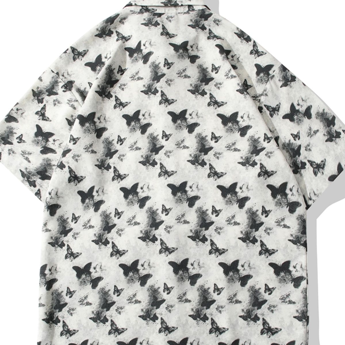 柄シャツ 蝶々舞う幻想的な総柄シャツ