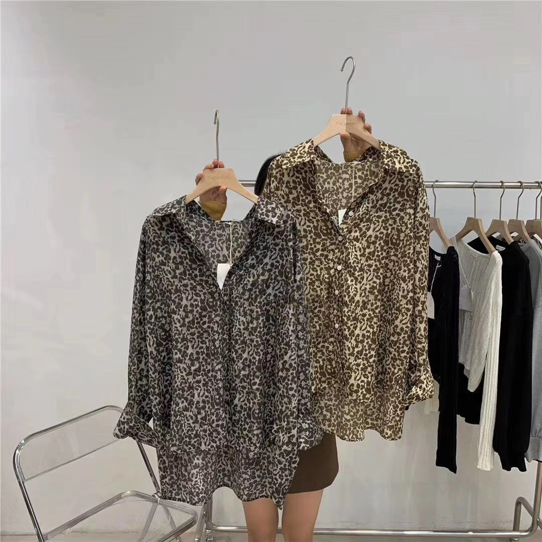 洗練されたヒョウ柄シャツ 透け感 着回し抜群