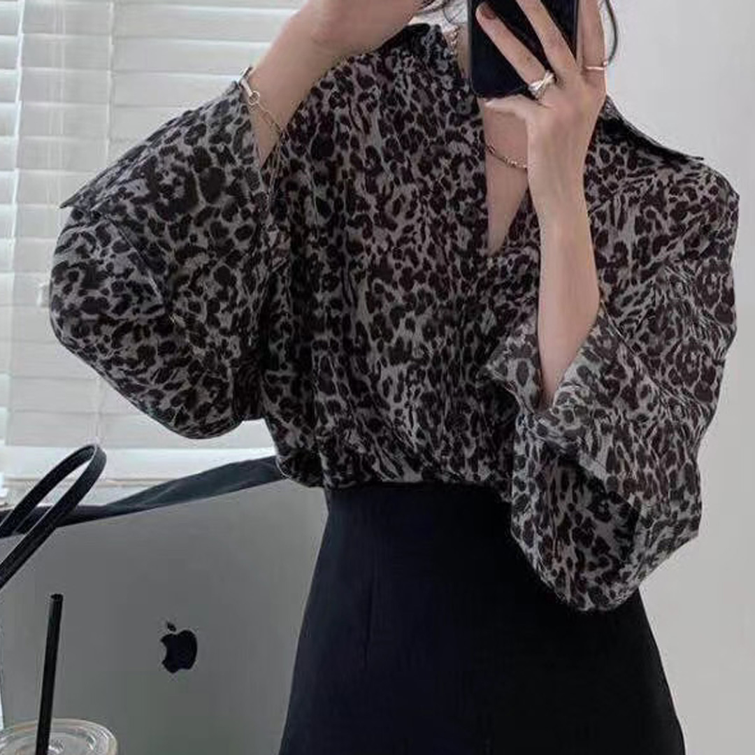 洗練されたヒョウ柄シャツ 透け感 着回し抜群