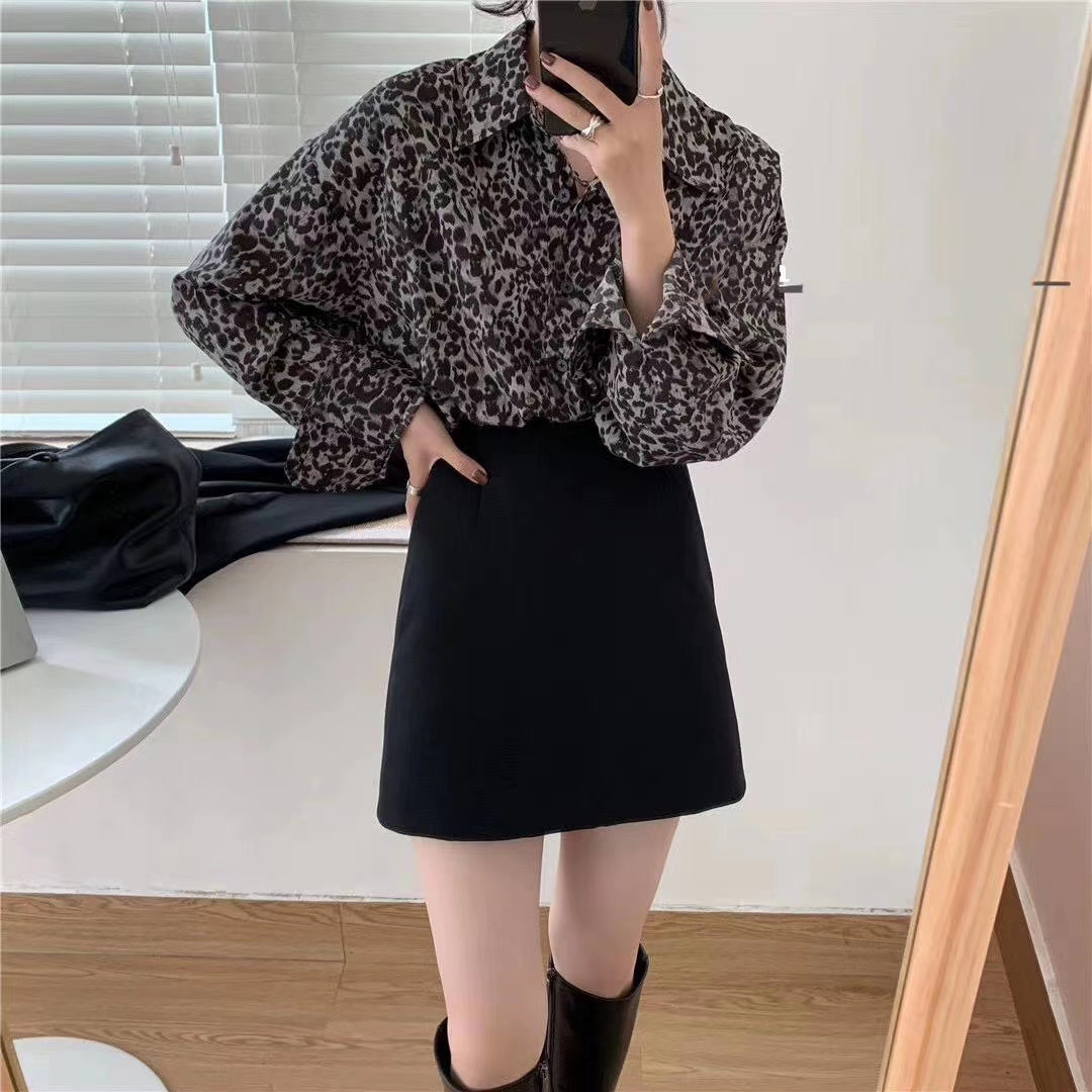 洗練されたヒョウ柄シャツ 透け感 着回し抜群