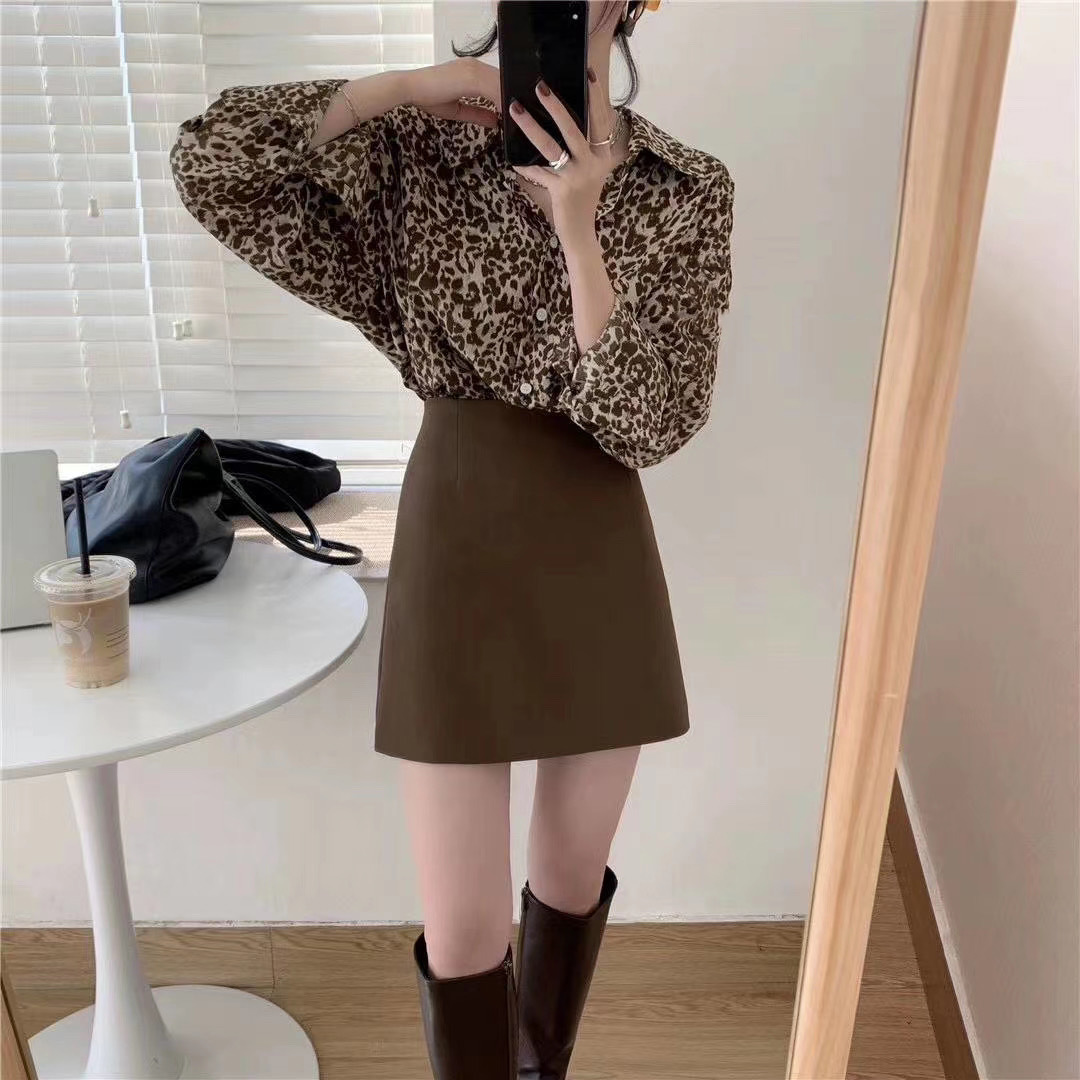 洗練されたヒョウ柄シャツ 透け感 着回し抜群
