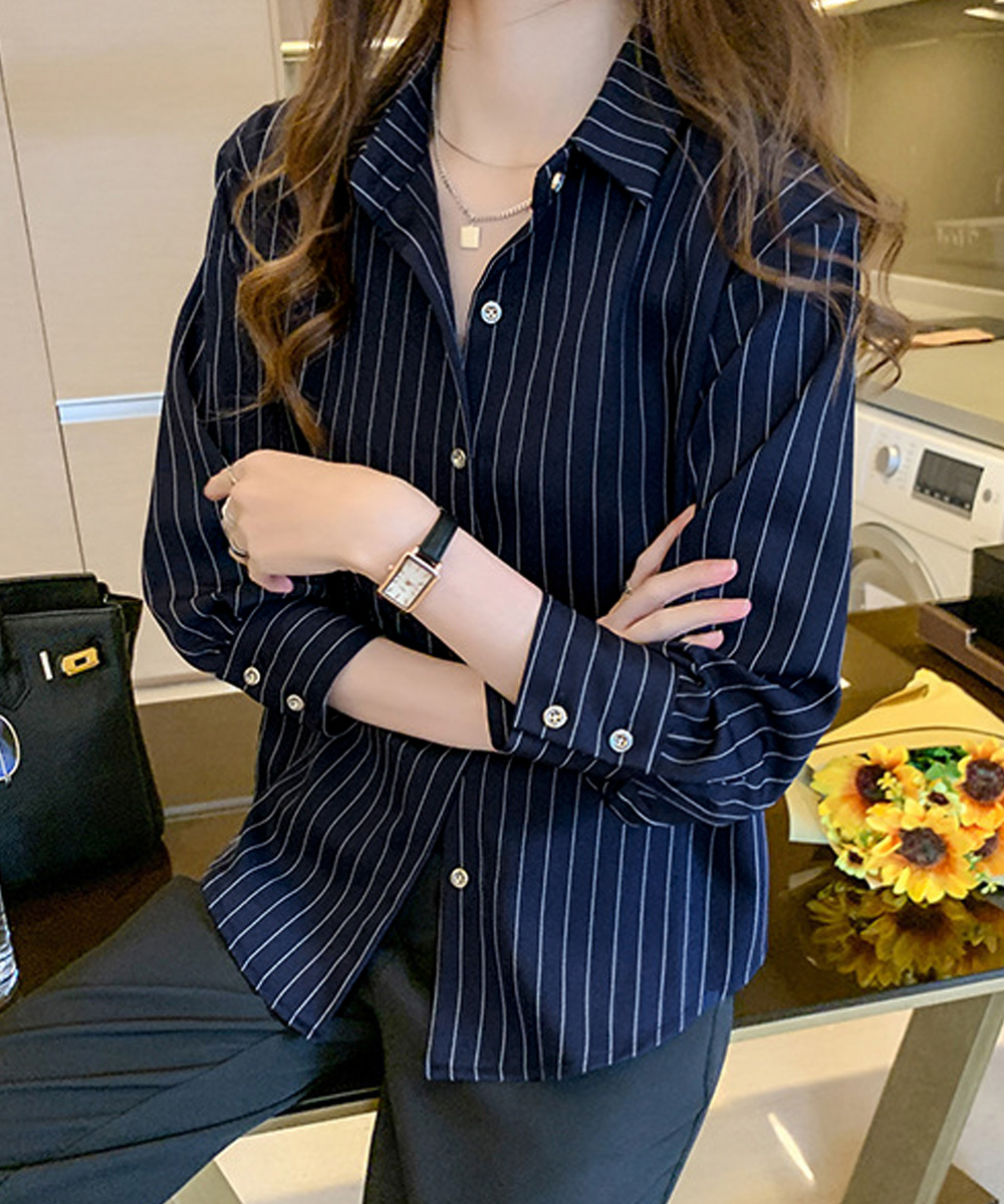 洗練された白柄シャツ 長袖ブラウス