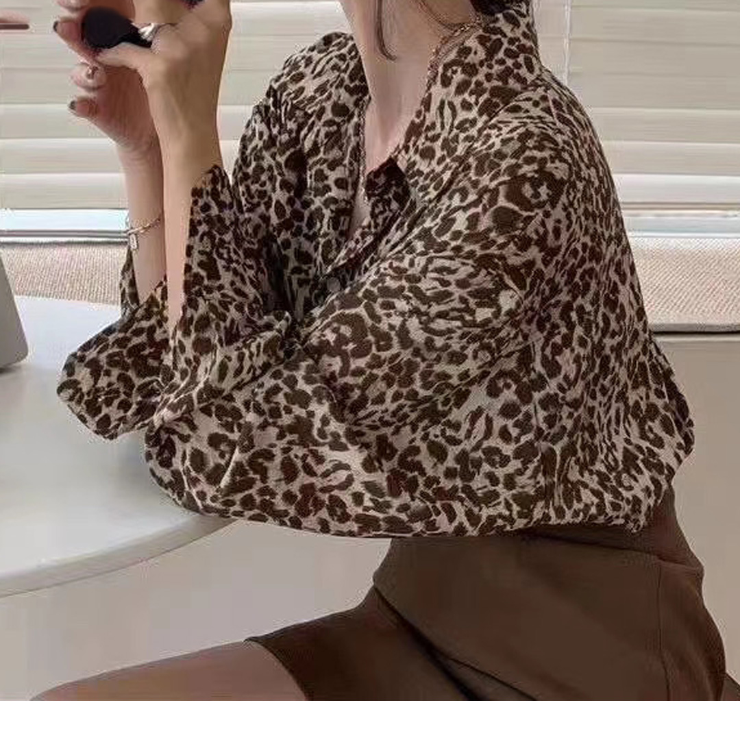 洗練されたヒョウ柄シャツ 透け感 着回し抜群