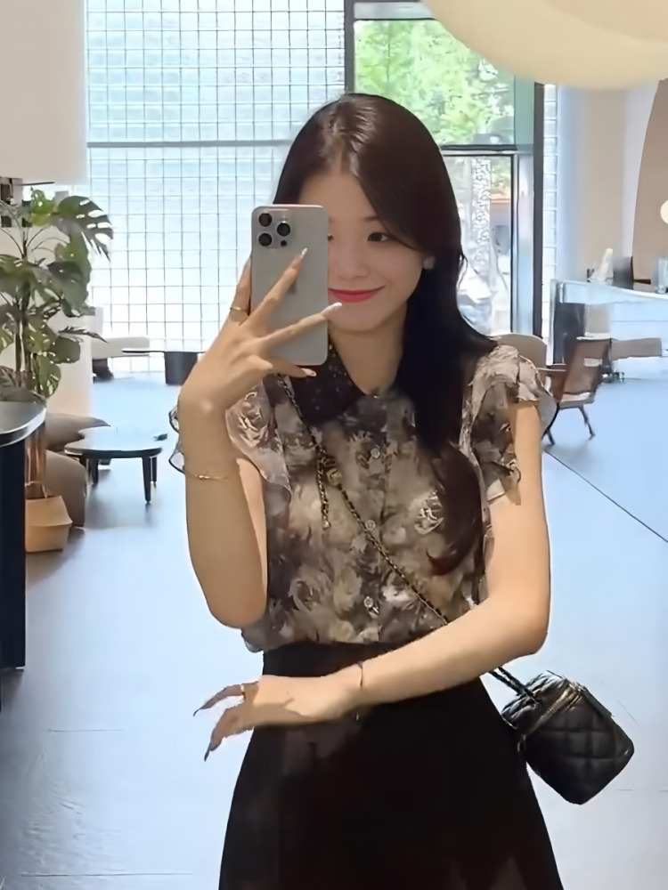 柄シャツ 優雅な花影シアーブラウス